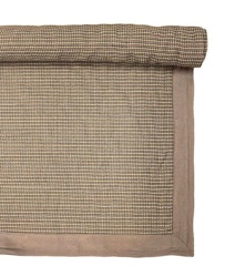 Lola en brun matta i 100% bomull med langetterad kant från Svanefors i mått 140 x 210 cm.