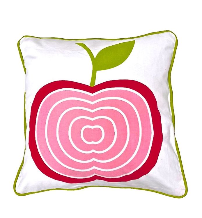 Äpplet ett kuddfodral i bomull. Färg: Vitt med ett rött och rosa äpple och en grön baksida.