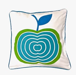 Äpplet ett kuddfodral i bomull. Färg: Vitt med ett blått och grönt äpple och en blå baksida.