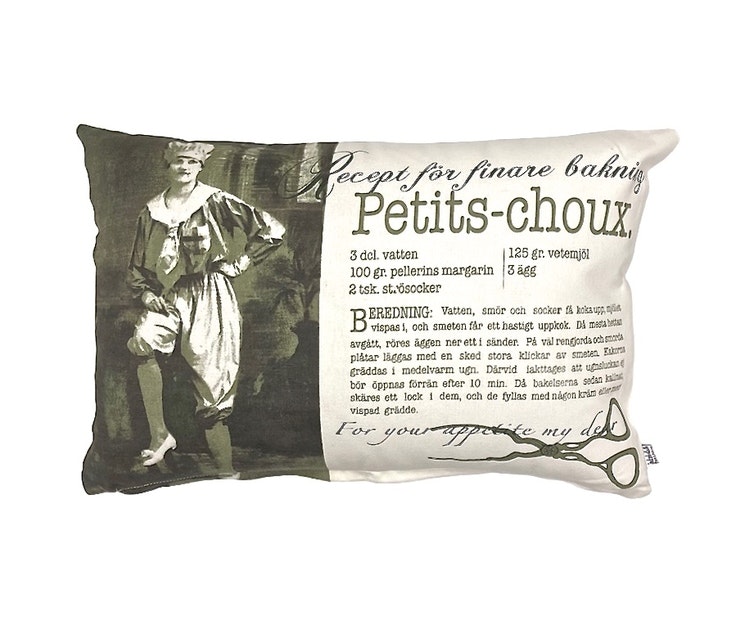 Petit-choux är ett kuddfodral i bomull. Färg: Vitt och grått.