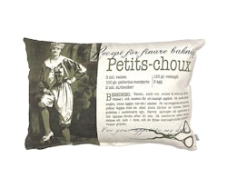 Petit-choux är ett kuddfodral i bomull. Färg: Vitt och grått.