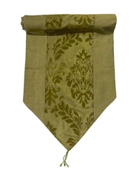 Oriental en grön bordlöpare i orientalisk stil med medaljongmönster i blanka textilier, mått 40 x 140 cm.