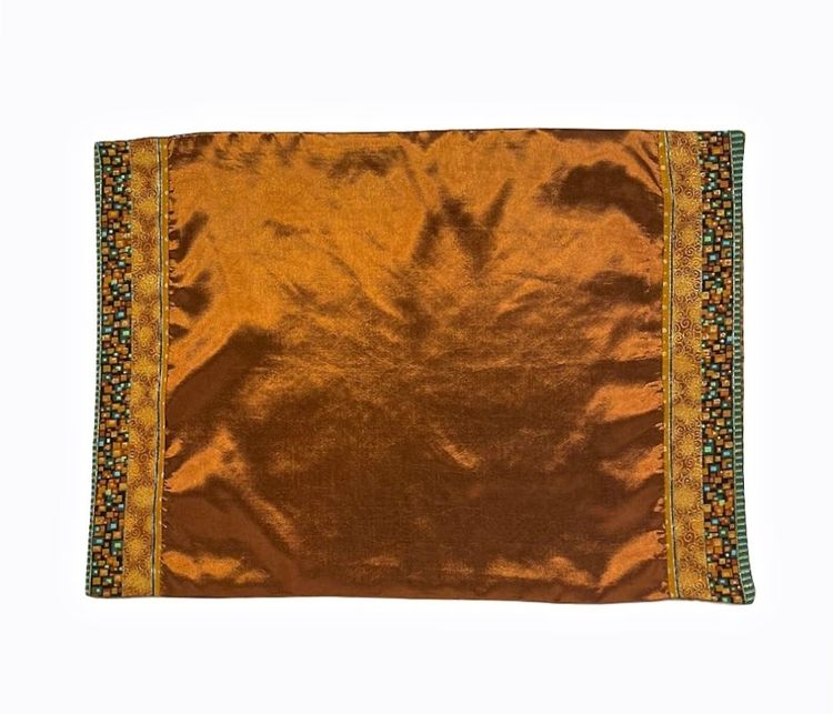 Tablett i orientalisk stil i blanka textilier. Färg: Rost och multifärgad.