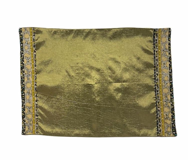 Tablett i orientalisk stil i blanka textilier. Färg: Grön och multifärgad.