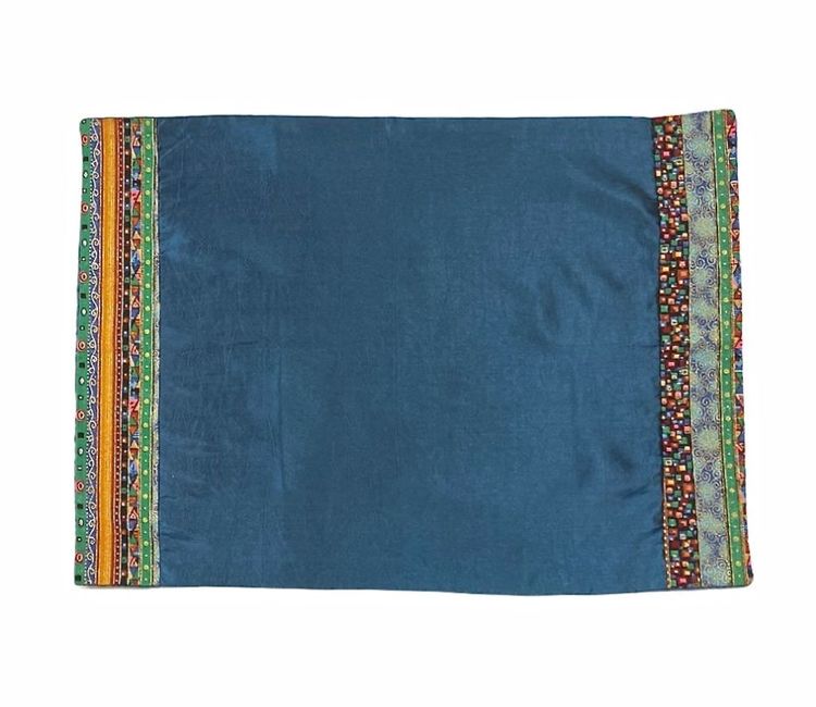 Tablett i orientalisk stil i blanka textilier. Färg: Blå och multifärgad.