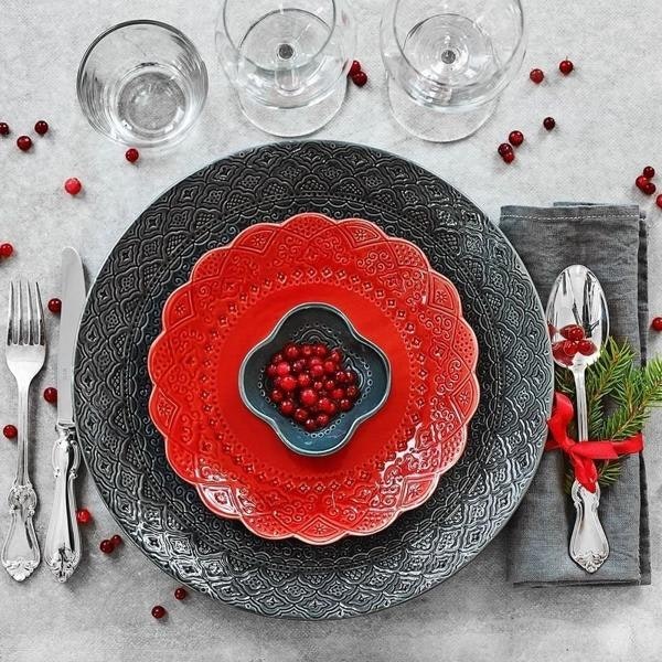 Orient assiett tranbärsröd från Cult design. Färg: Tranbärsröd. Röd. Material stengods.