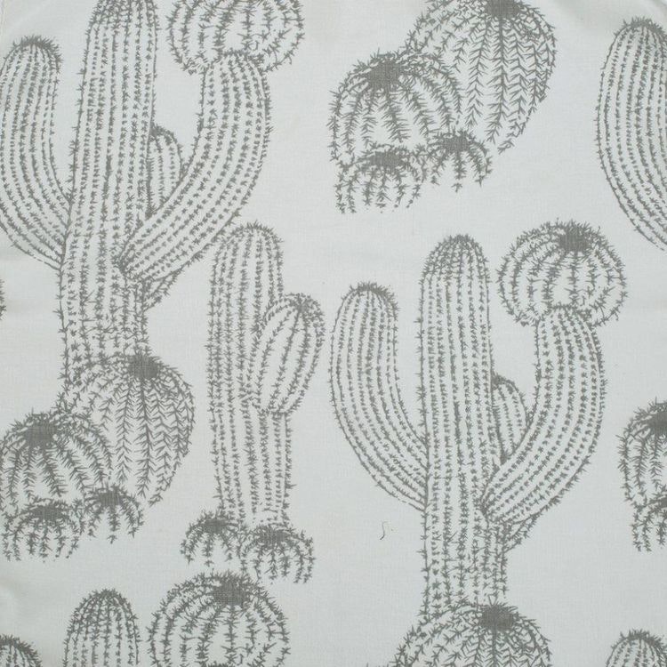 Elly ett gardinset med två öljettlängder. Färg: Vit med grå kaktusar. Mått 2 x 140 x 240 cm.
