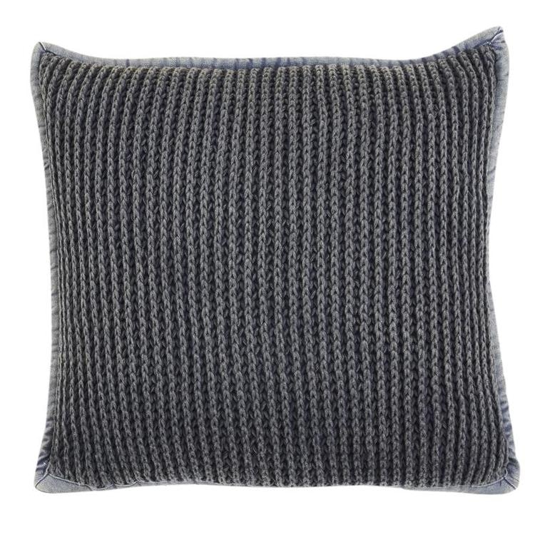Pure knitted ett stickat kuddfodral i 100% bomull. Färg: Blå.
