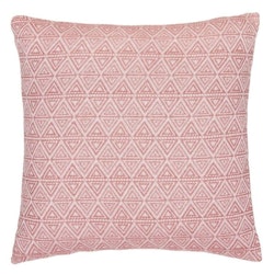 Smooth triangle ett mjukt kuddfodral av bomull i rosa och vitt med ett triangelmönster från Boel & Jan, mått 45 x 45 cm.