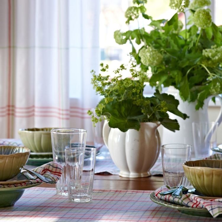 Sommarruta en härligt vitt gardinset med gröna och röda rutor i 100% bomull, mått 2 x 115 x 240 cm.
