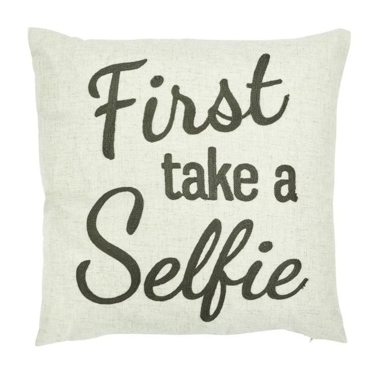 Selfie ett kuddfodral i polyester och linne. Färg: Linne med en text i grå brodyr.