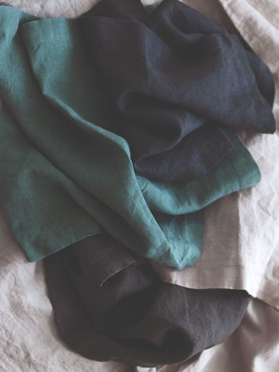 Löpare i tvättat linne som ger en mjuk känsla och fin patina Gripsholm i färg petrol. 35 x 120 cm.