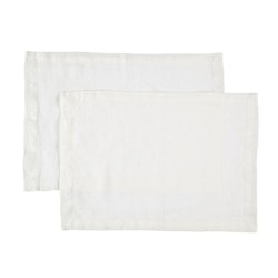 Bordstablett i tvättat linne som ger en mjuk känsla och en fin patina från Gripsholm i 2-pack i vitt. 35 x 45 cm.