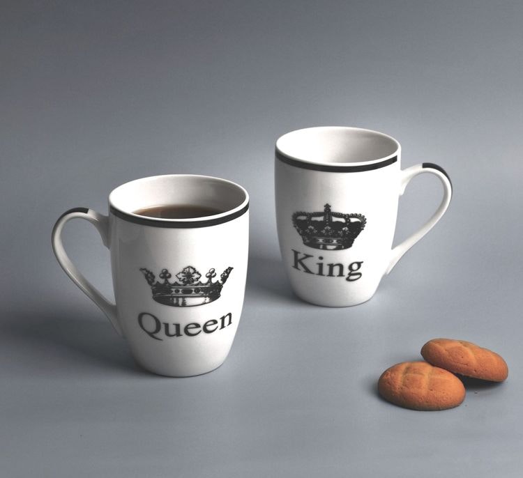 Queen en kaffe/te/chokladmugg från Modern house. Färg: Vit med ett tryck i  svart. - Roomoutlet.se - Textilier och inredning i Karlstad