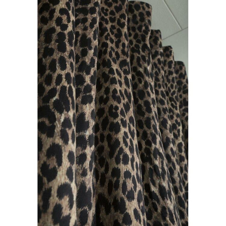 Leo ett gardinset i sammet med multiband med ett häftigt leopardmönster.  Färg: Leopardmönster. - Roomoutlet.se - Textilier och inredning i Karlstad