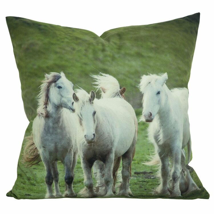 Starlet ett kuddfodral i sammet med ett digitaltryck med vita hästar. Färg: Multifärgat digitaltryck med en baksida i vitt.