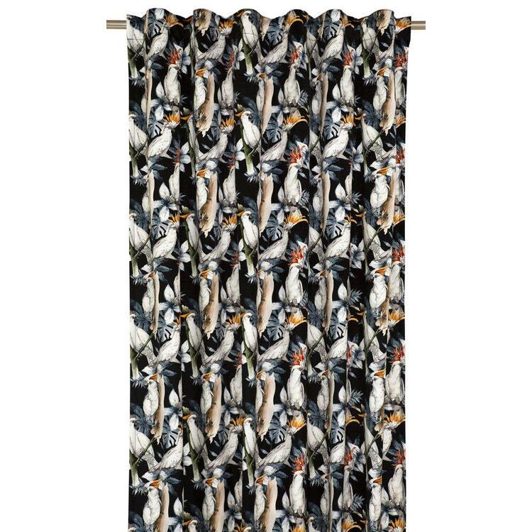 Kakau ett underbart gardinset i sammet med kakaduor i mönstret och multiband. Färg: Svart botten med vita kakaduor med gröna och grå toner.