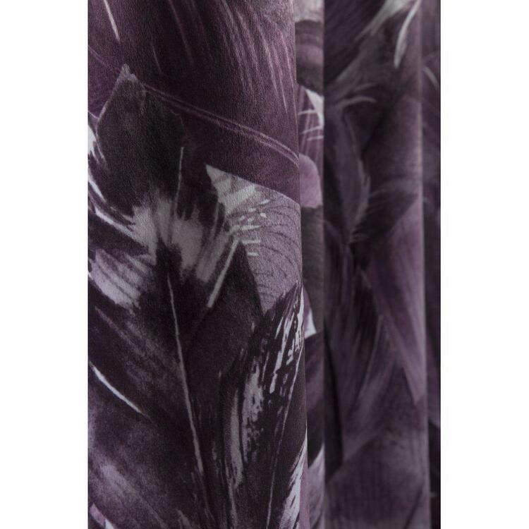 Fons ett gardinset i sammet med mönster med lila fjädrar. Färg: Lila.