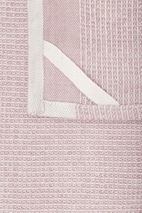 Waffly en våfflad kökshandduk i rosa och off-white i 100% bomull från Svanefors, mått 50 x 70 cm.
