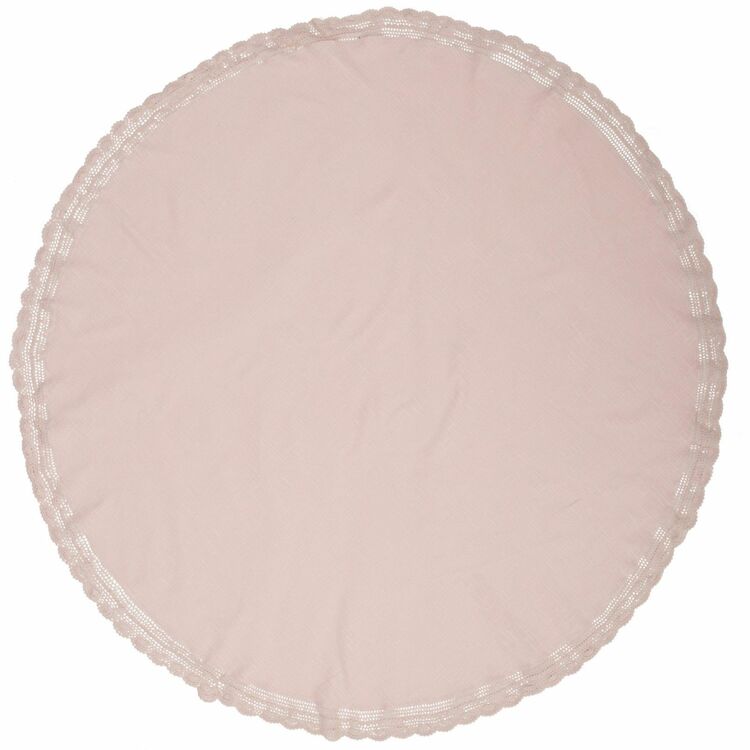 Hedda en rund bordsduk med spetskant runt om i bomull, diameter 160 cm. Färg: Rosa.