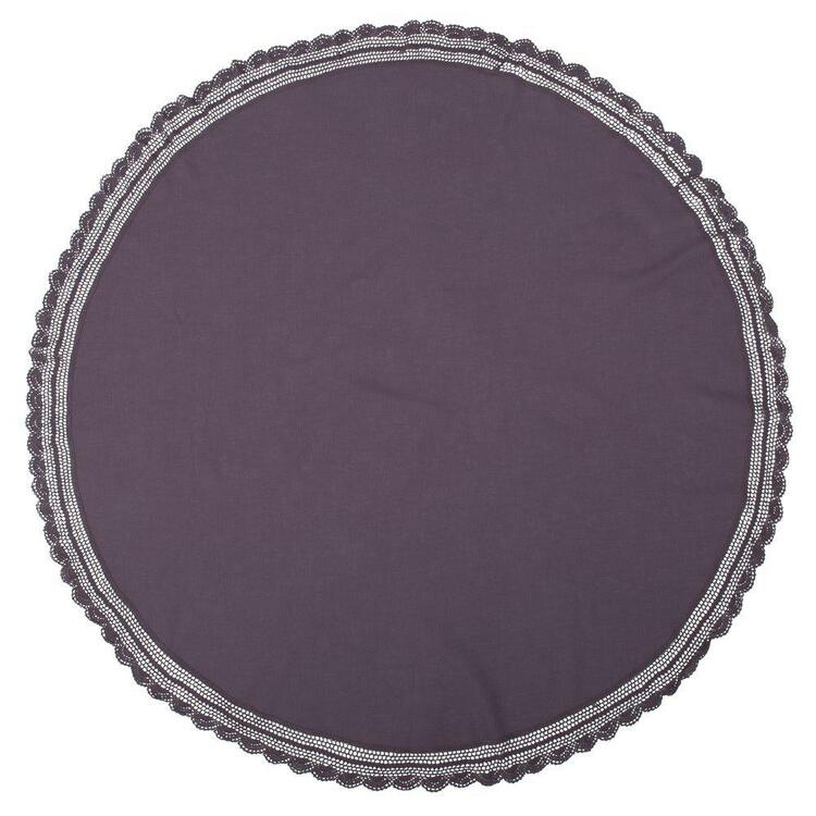 Hedda en rund bordsduk med spetskant runt om i bomull, diameter 160 cm. Färg: Lila.