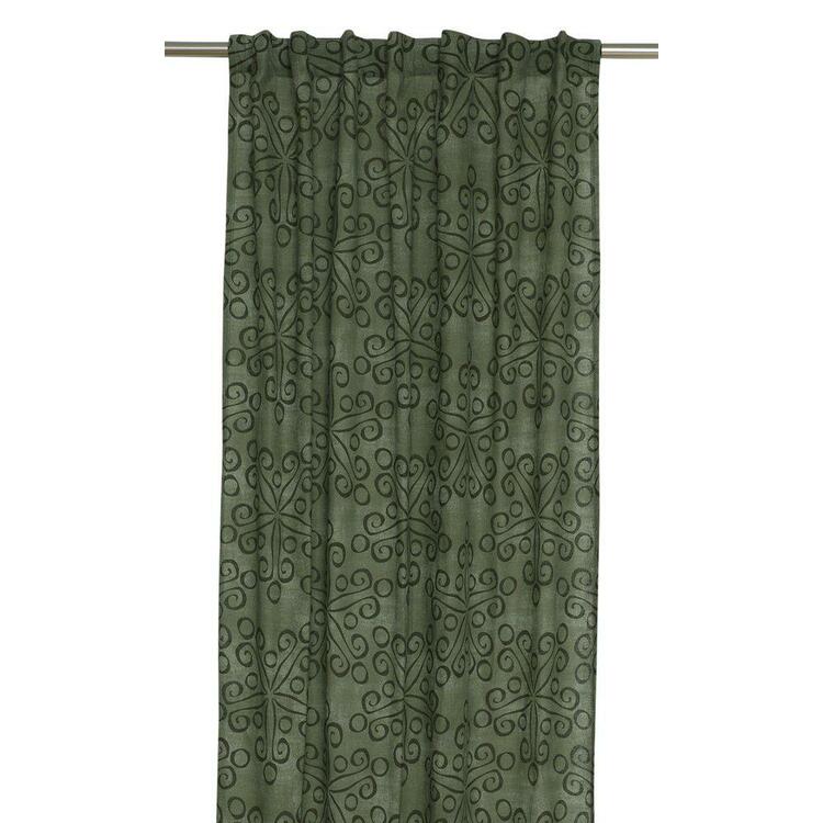 Aiden ett grönt och svart gardinset i 100% bomull med multiband från Svanefors, mått 2 x 120 x 240 cm.