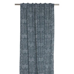 Aiden ett blått och svart gardinset i 100% bomull med multiband från Svanefors, mått 2 x 120 x 240 cm.