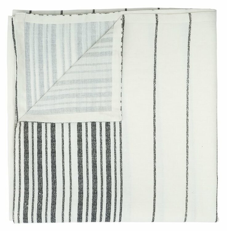 Kitchen en bordsduk i linne och bomull. Färg: Off-white och svart.