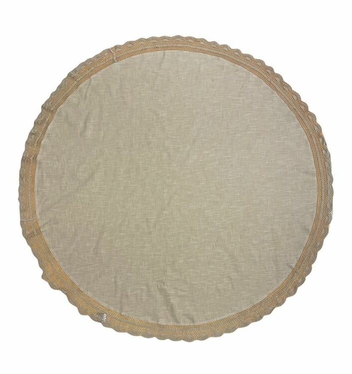 Hedda en rund bordsduk med spetskant runt om i bomull, diameter 160 cm. Färg: Linne/beige.