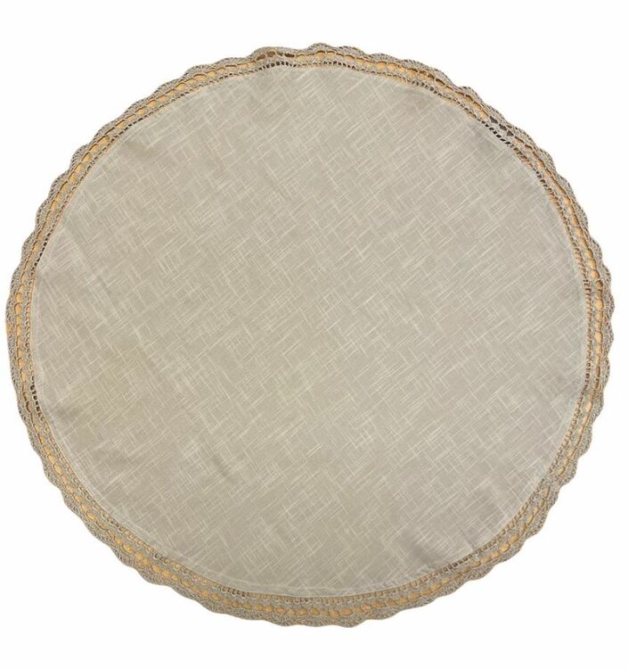 Hedda en rund bordsduk med spetskant runt om i bomull, diameter 85 cm. Färg: Linne/beige.