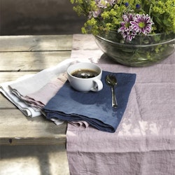 Bordstablett i tvättat linne som ger en mjuk känsla och en fin patina från Gripsholm i 2-pack i rosa. 35 x 45 cm.