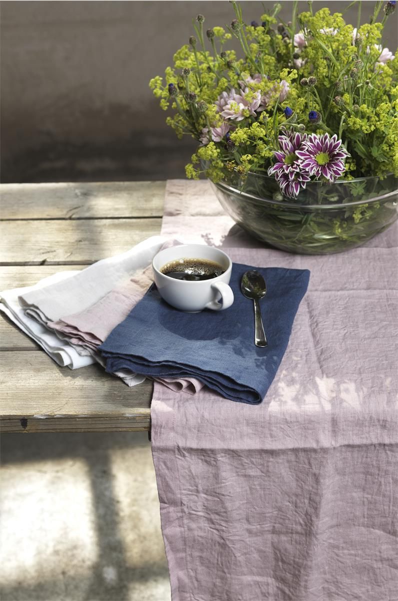 Bordstablett i tvättat linne som ger en mjuk känsla och en fin patina från Gripsholm i 2-pack i marinblått. 35 x 45 cm.