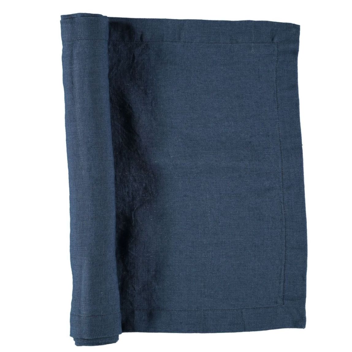 Löpare i tvättat linne som ger en mjuk känsla och en fin patina från Gripsholm i marinblått. 35 x 120 cm.