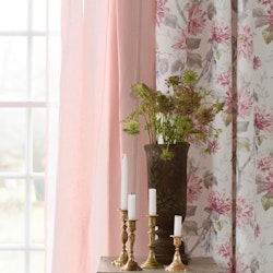 Diania ett gardinset med multiband. Färg: Ljus botten med grått, rosa och ett grönt blommönster.
