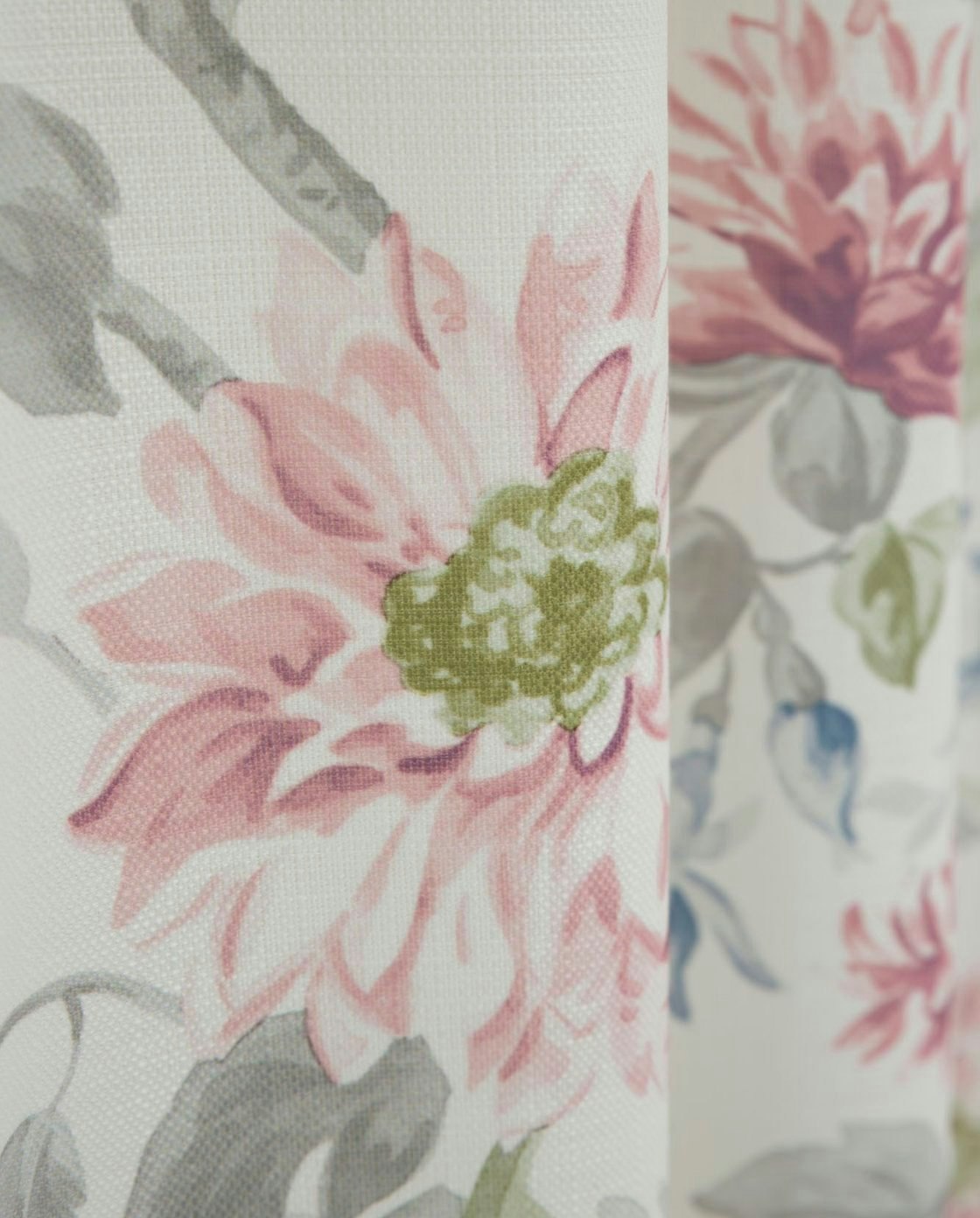 Diania ett vitt, rosa och grått gardinset med vackra blommor och multiband.från Svanefors, mått 2 x 135 x 260 cm.