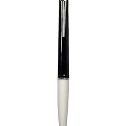 Ballograf Epoca en svart och vit kulspetspenna med silverfärgade detaljer.