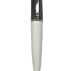 Ballograf Epoca en svart och vit kulspetspenna med silverfärgade detaljer.