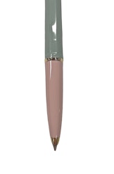 Ballograf Epoca en rosa och grön kulspetspenna med guldfärgade metalldetaljer.