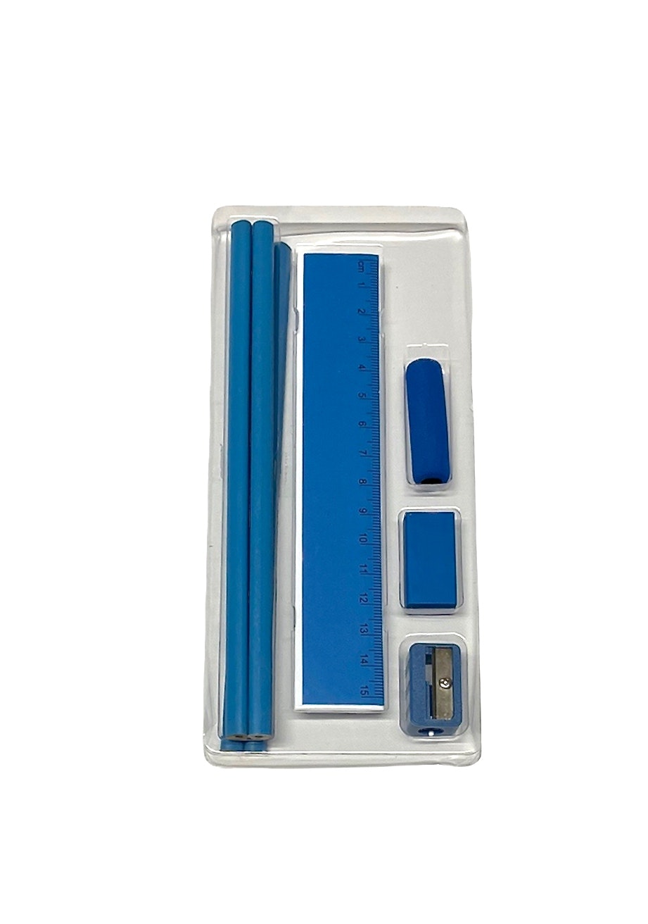 Skrivset i 8 delar med pennor, suddgummi, linjal och pennvässare. Färg: Blå.