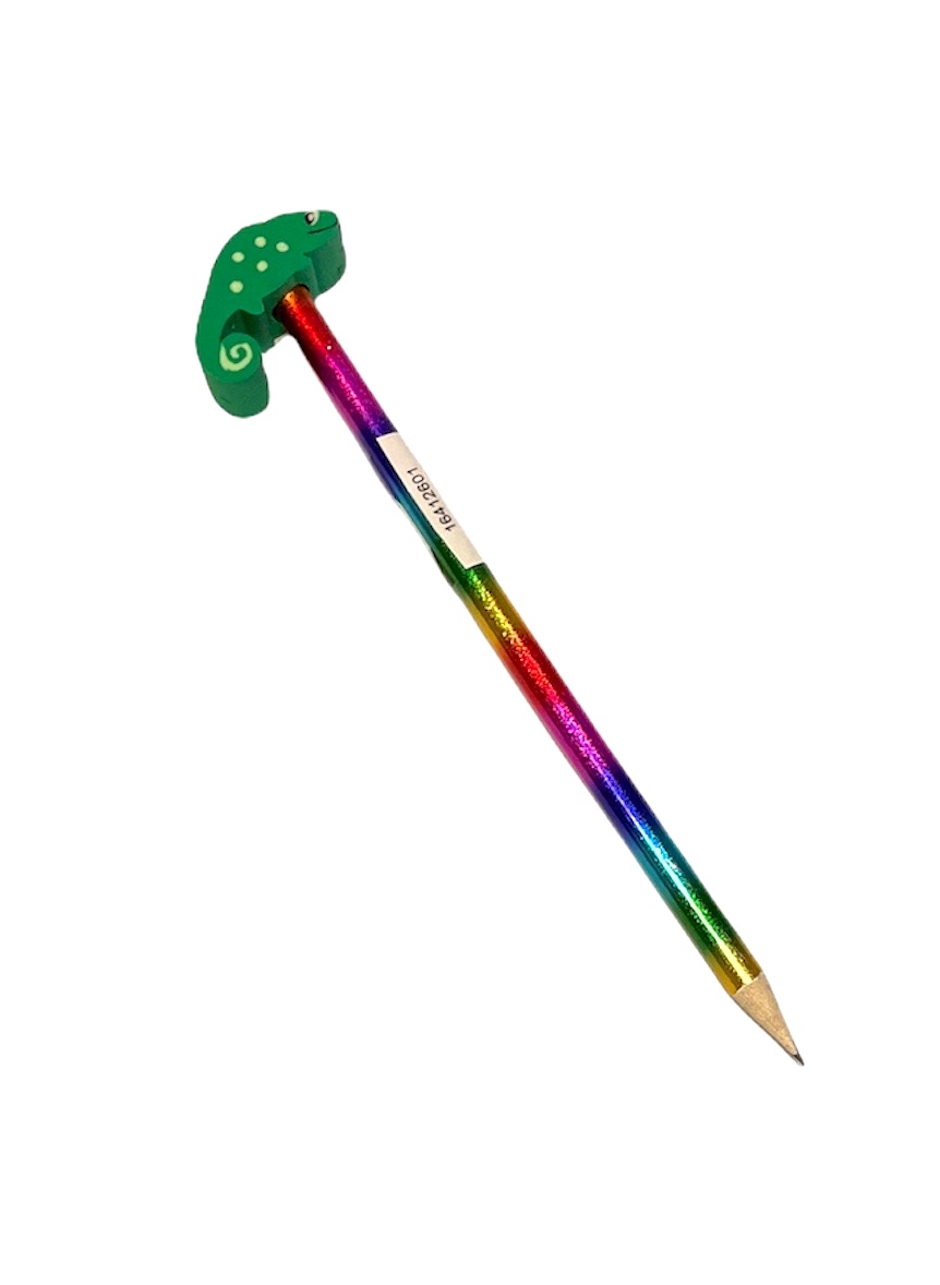 Leguan en blyertspenna med ett regnbågsmönster och med en suddtopp i form av en leguan från Hedlundgruppen, längd 19 cm.