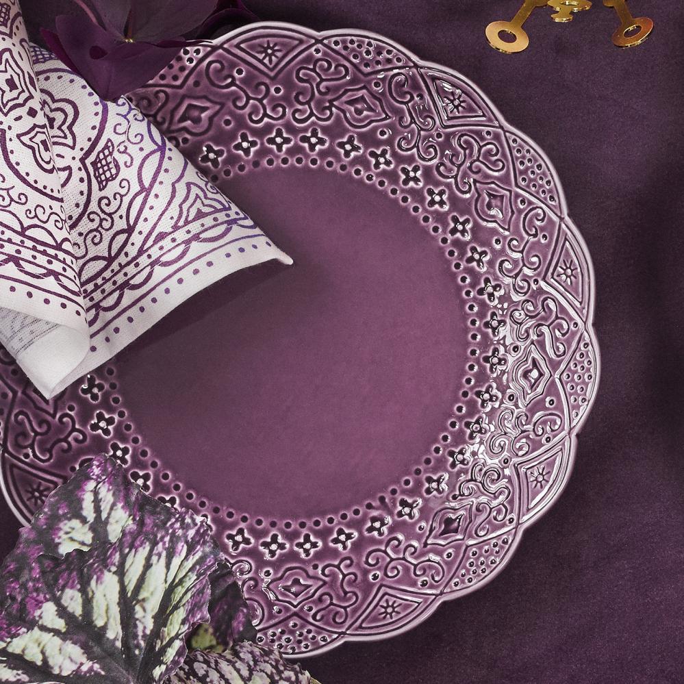 Orient kökshandduk med tofsar från Cult design. Färg: Vit med ett lila mönster.