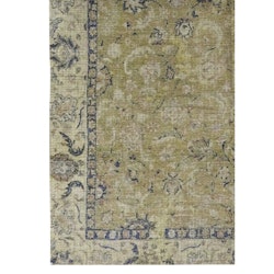 Sunita en vävd matta i chenille med tryckt mönster från Svanefors i gula, blå och rosa toner i mått 160 x 230 cm.