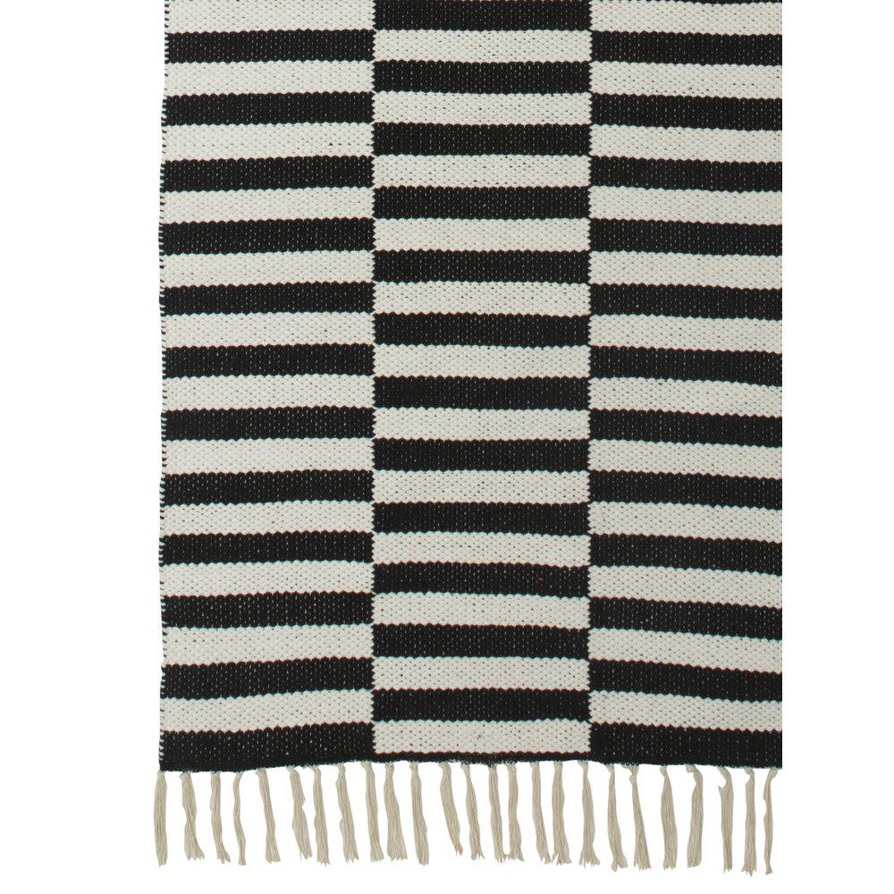 Adita en tuff och skön matta med ett grafiskt mönster i svart och vitt från Svanefors i mått 160 x 220 cm.