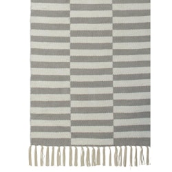 Adita en tuff och skön matta med ett grafiskt mönster i grått och vitt från Svanefors i mått 160 x 220 cm.