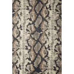 Snake en mjuk dubbelsidig pläd med ett ormskinnsmönster i beige och svart från Svanefors, mått 130 x 160 cm.