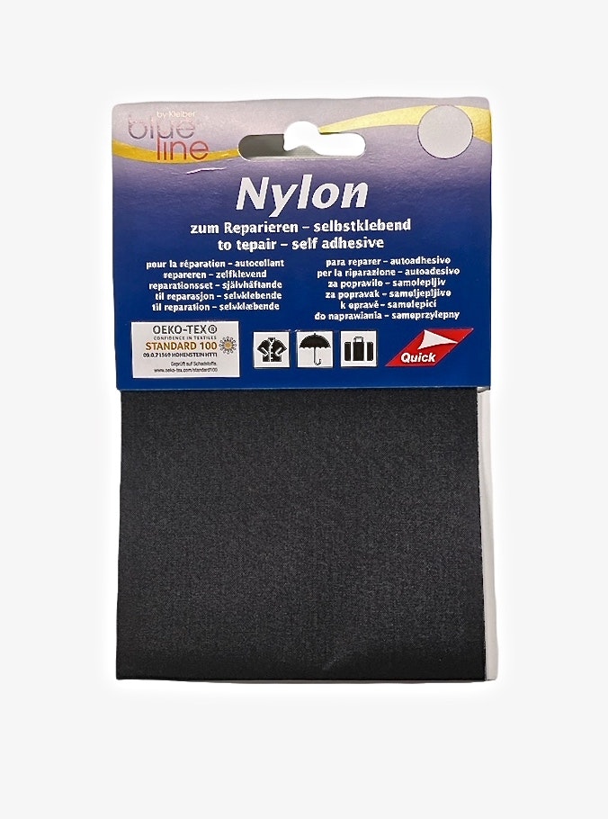 Självhäftande laglapp i nylon. Färg: Svart.