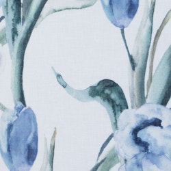 Tulipa ett gardintyg på metervara från Redlunds textil. Färg: Vit botten med blåa tulpaner och gröna blad.