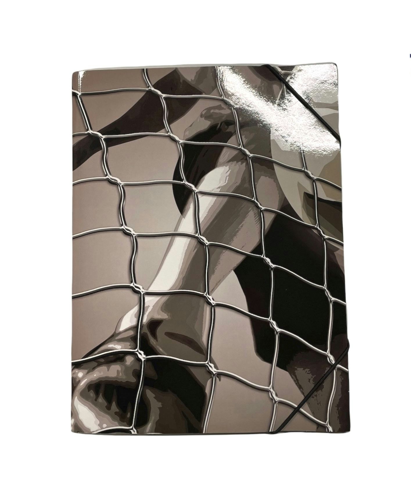 Goal en gummibandsmapp i grå toner med en fotboll från Studio E i A4 storlek.