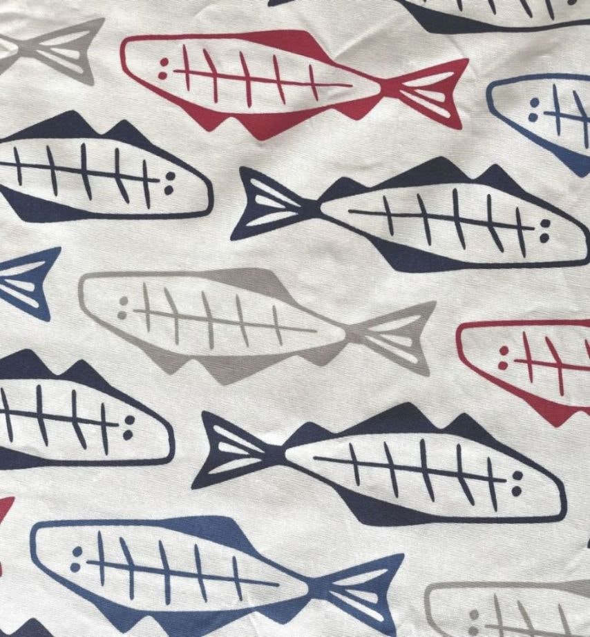Kattegatt en rektangulär textilvaxduk i ett härligt retromönster. Färg: Vit botten med fiskar i marinblått, rött och blått.
