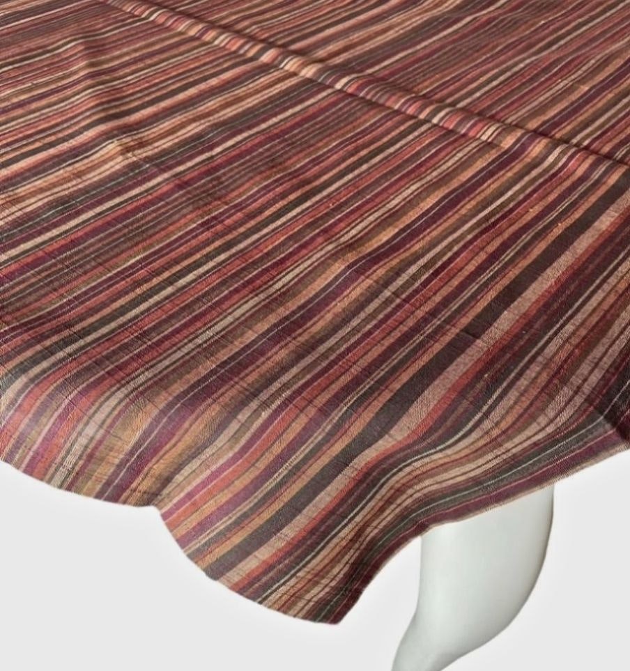 Randig en rost och brunrandig bordsduk i bomull, mått 90 x 90 cm. -  Roomoutlet.se - Textilier och inredning i Karlstad